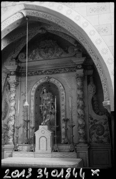 Chapelle latérale : retable d'une sainte.