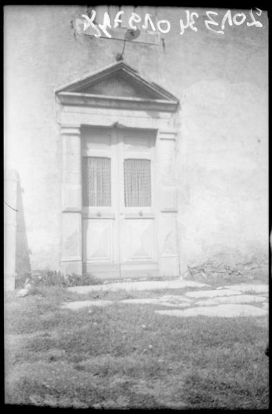 Porte à fronton triangulaire (rez-de-chaussée).