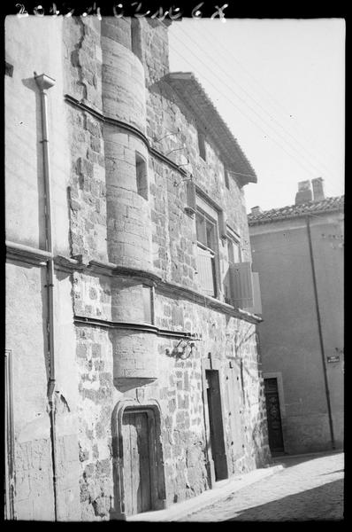 Façade sur rue, vue d'ensemble.