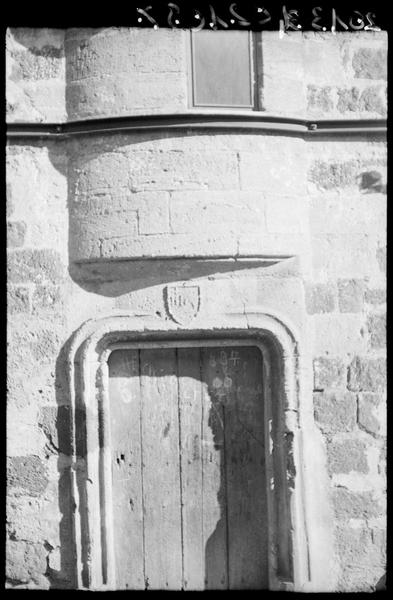 Porte du rez-de-chaussée et encorbellement de la cage d'escalier.