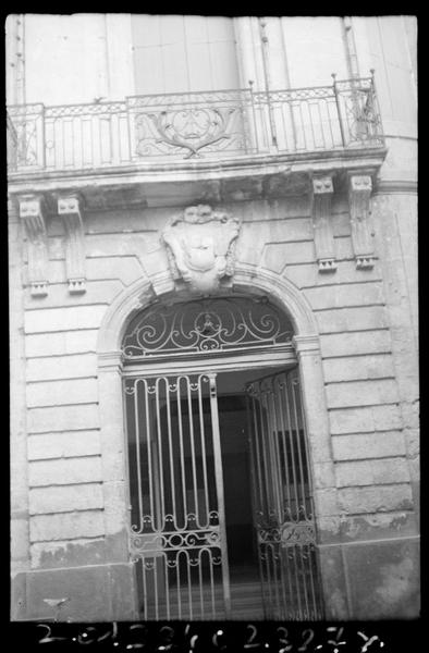 Façade sud, entrée et balcon.