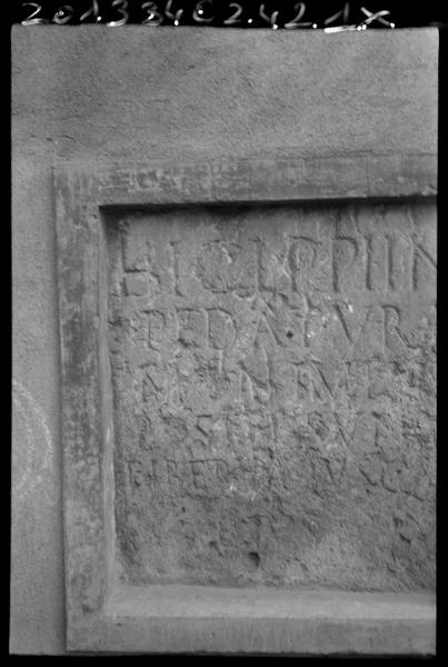 Inscription sur le mure de façade à gauche de la porte.