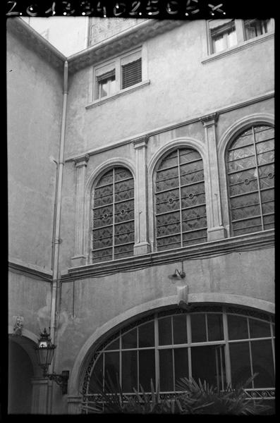 Cour intérieure, façade.