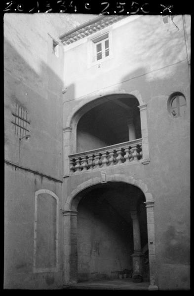 Cage d'escalier sur cour.