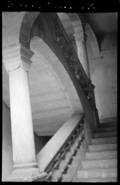 Rampe d'escalier.