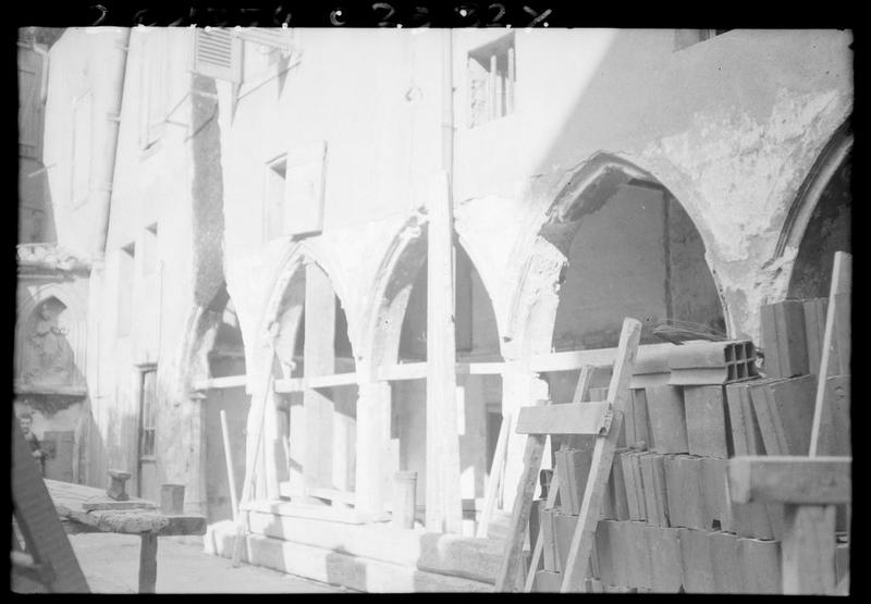 Arcs brisé d'une galerie du cloître.