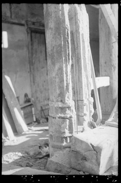 Colonnes d'une des arcades du cloître.