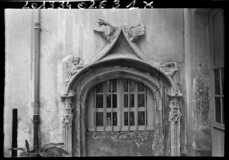 Porte à gâble sculpté de chimères et animaux.