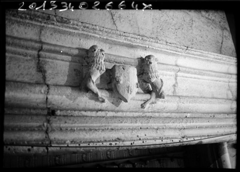 Cheminée, détail du motif central : écu et lions.