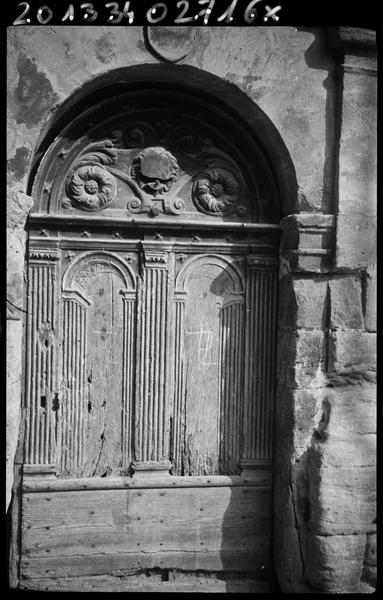 Porte, vantaux en bois sculpté.