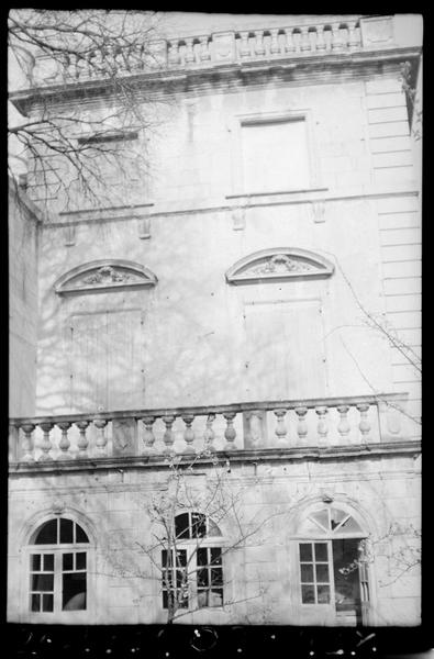 Façade et balustrades.