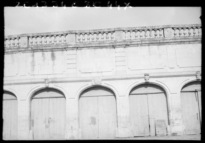 Façade et balustrades.