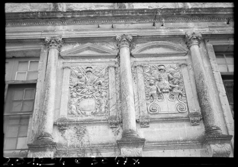 Aile sud : façade sur cour d honneur, panneaux sculptés avec trophées.