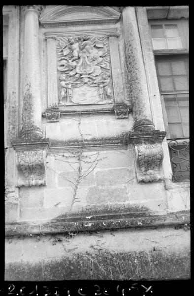 Aile sud : façade sur cour d honneur, panneau sculpté avec trophées.