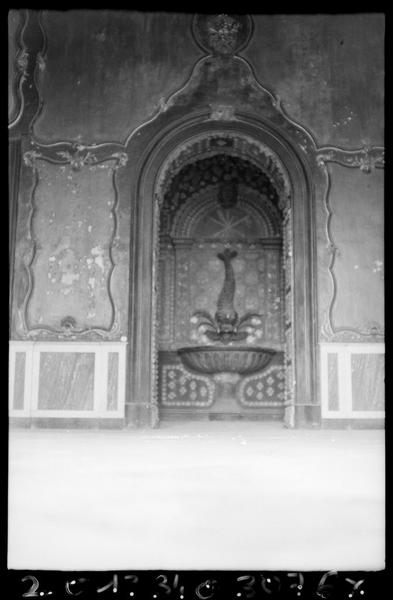 Fontaine et décor de coquillages et de concrétions.