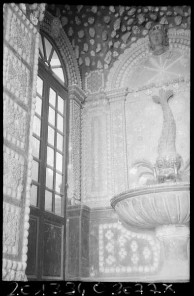 Fontaine et décor de coquillages et de concrétions.