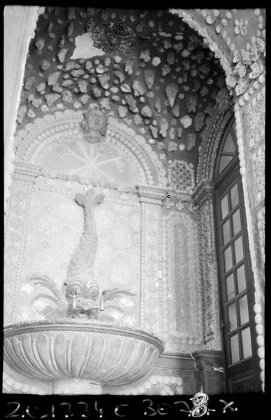 Fontaine et décor de coquillages et de concrétions.