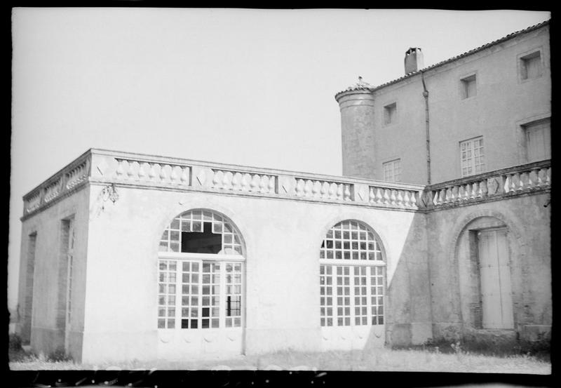 Façade et balustrades.