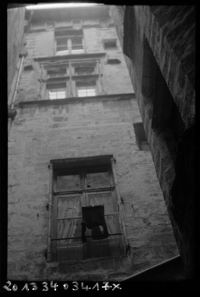 Baies d'une façade sur la cour intérieure.