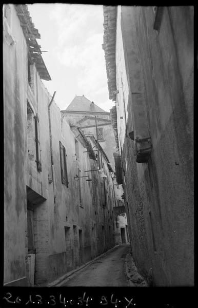 Vue de la façade latérale depuis une rue.