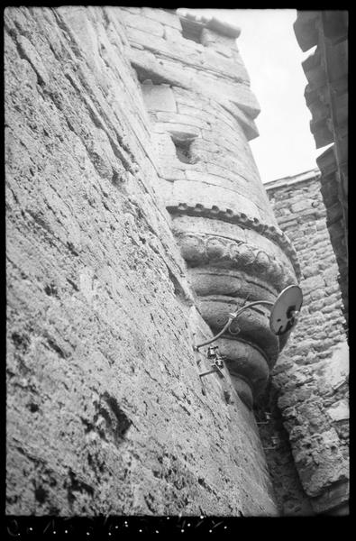 Echauguette sur encorbellement sculpté.