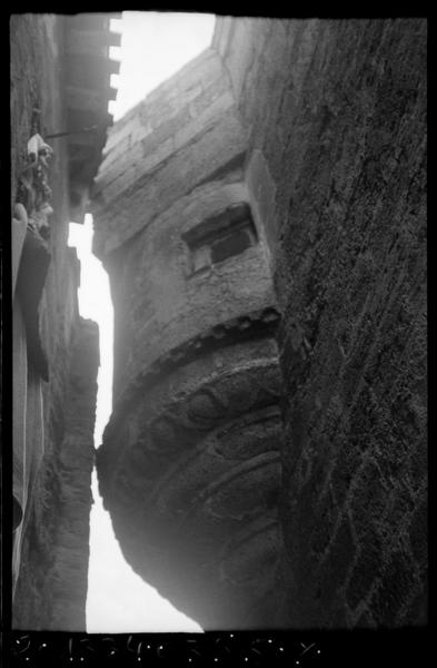 Echauguette sur encorbellement sculpté.