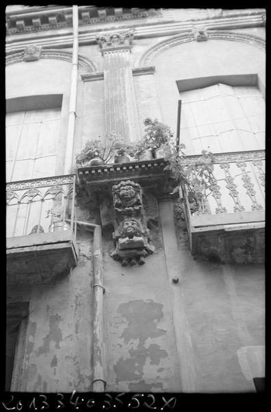 Détail du décor sculpté de la façade principale.