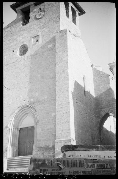 Clochet, portail et ancienne porte des fortifications.