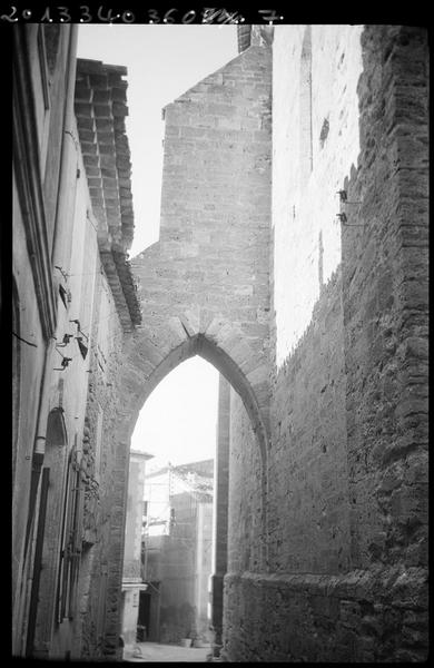 Ancienne porte des fortifications accolée à l'église.