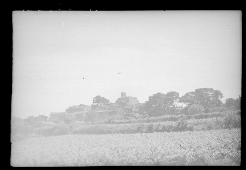 Vue générale au milieu du paysage.