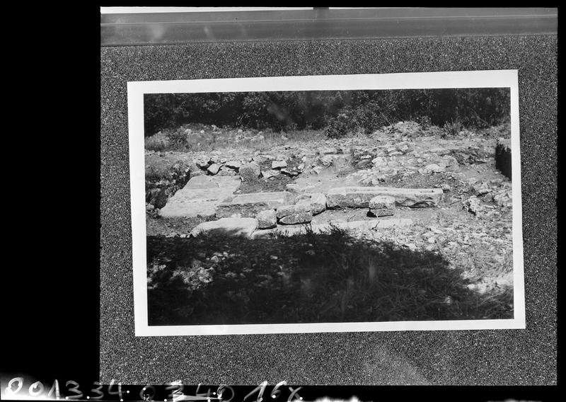 Photographie des vestiges de la chapelle du Roc de Pampelune.