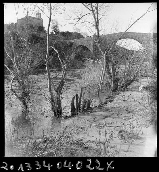 Vue générale du pont avec en fond la chapelle Saint-Etienne d'Issensac.