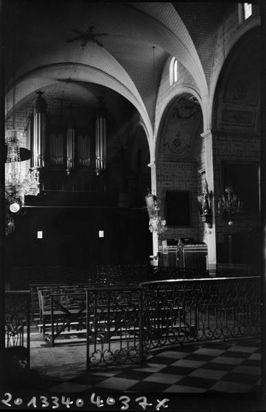 Intérieur ; chapelle latérale conservant l'orgue.