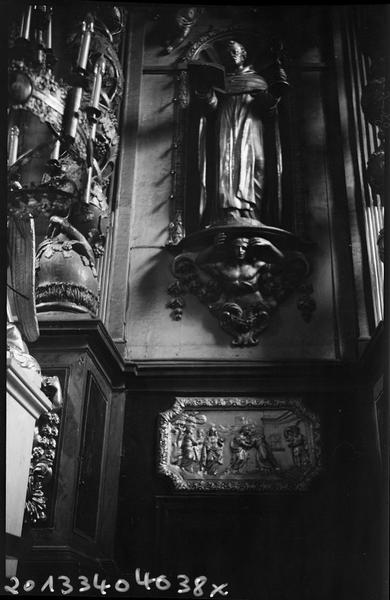 Intérieur ; détail d'une sculpture du retable du choeur.