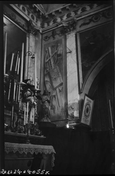 Intérieur ; Détail du décor d'une chapelle.