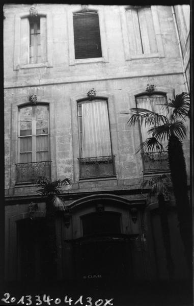 Portail et façade depuis la cour intérieure.