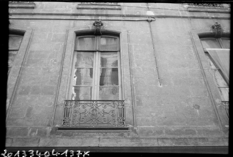 Détail des fenêtres d'une façade donnant sur la cour intérieure.