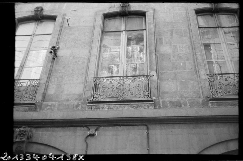 Détail des fenêtres d'une façade donnant sur la cour intérieure.