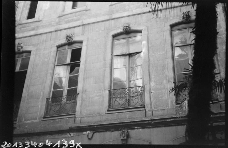 Détail des fenêtres d'une façade donnant sur la cour intérieure.