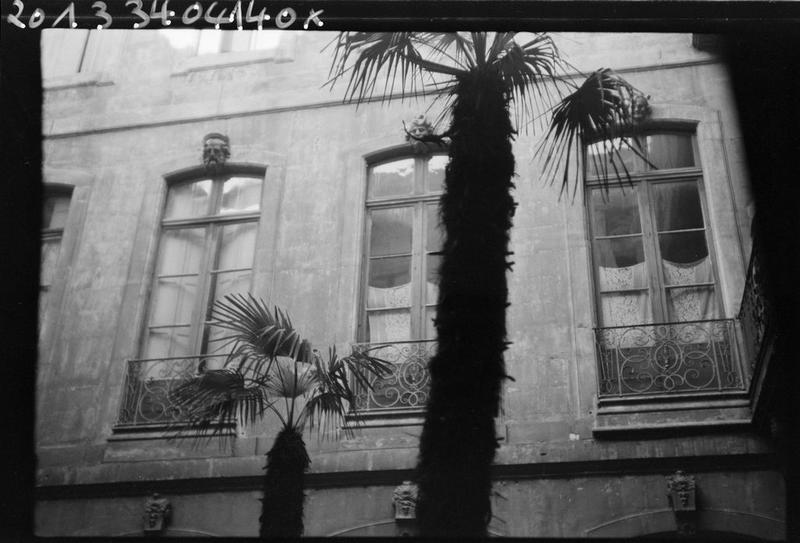 Détail des fenêtres d'une façade donnant sur la cour intérieure.