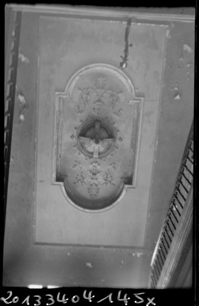 Intérieur ; décor en stuc du plafond de la cage d'escalier.