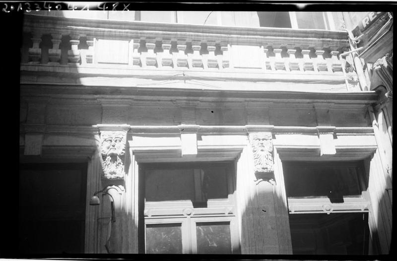 Détail d'une façade donnant sur la cour intérieure.