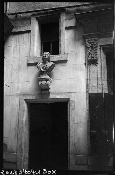 Détail d'une façade donnant sur la cour intérieure.