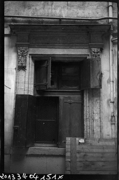 Détail d'une façade donnant sur la cour intérieure.