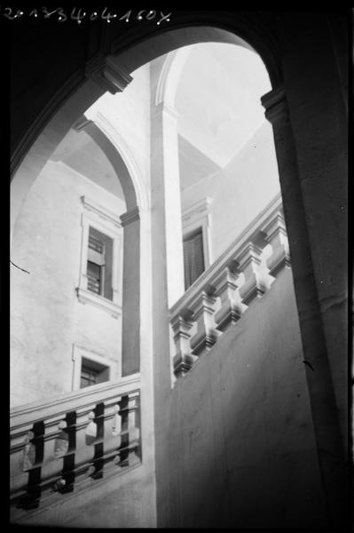 Intérieur ; cage d'escalier.