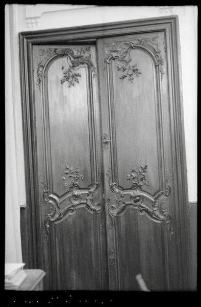 Intérieur : vantaux de la porte de la salle des mariages.