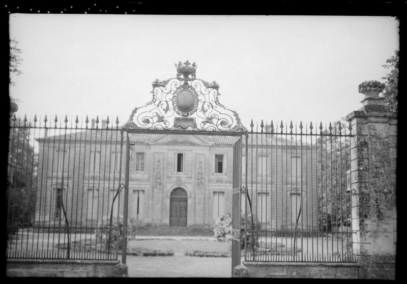 Grille d'entrée et vue du château.