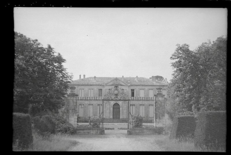 Grille d'entrée et vue du château.