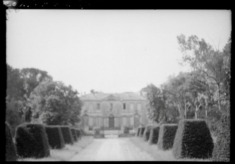 Allée d'entrée et vue du château.