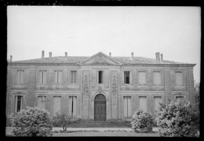 Vue de la façade principale du château.